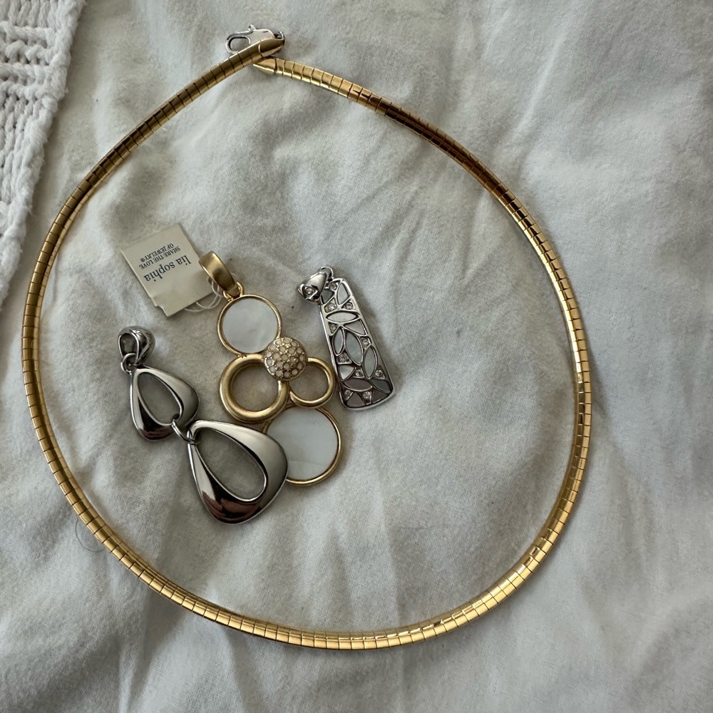 Elegant Gold Necklace and Pendant Set